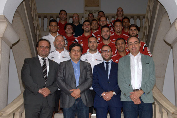 Câmara recebe equipa de futebol de praia da Casa do Benfica de Loures