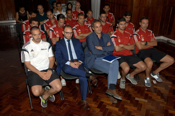 Câmara recebe equipa de futebol de praia da Casa do Benfica de Loures
