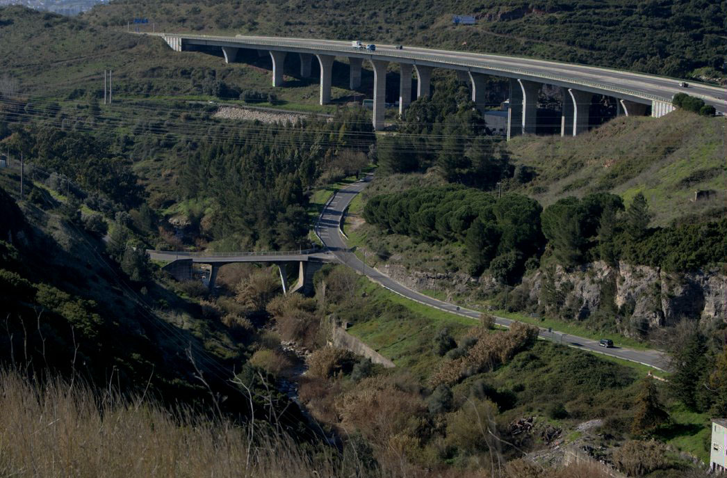 Imagem ponte sobre estrada