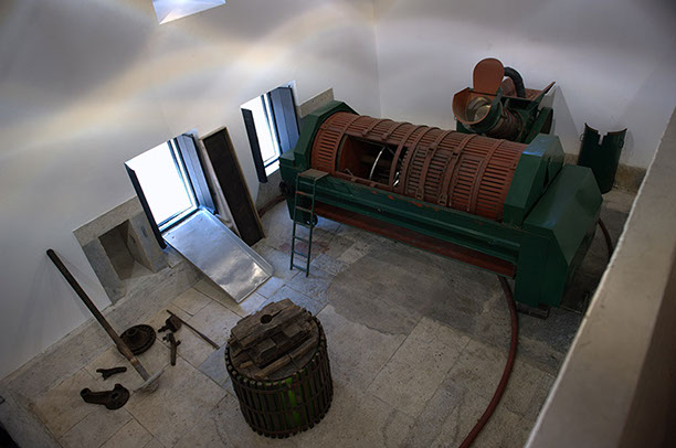 Vista do lagar e seus equipamentos a partir da galeria superior - Museu do Vinho e da Vinha