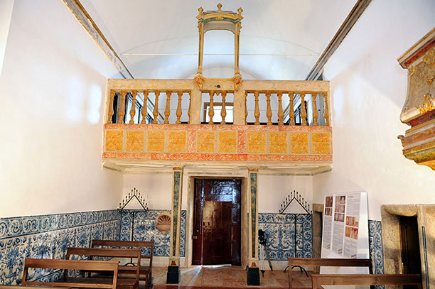 Vista interior e perspectiva da entrada na capela do convento - Museu Municipal de Loures