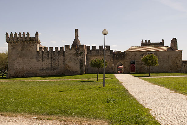 Panorâmica da fachada principal do Castelo de Pirescouxe