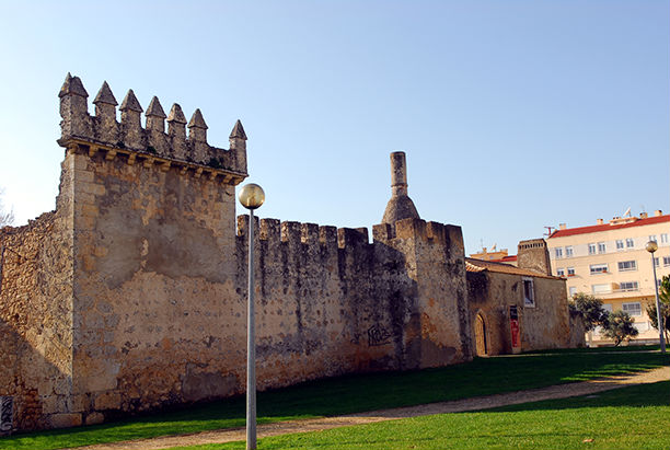 Perspectiva das torres e portal de entrada do Castelo de Pirescouxe