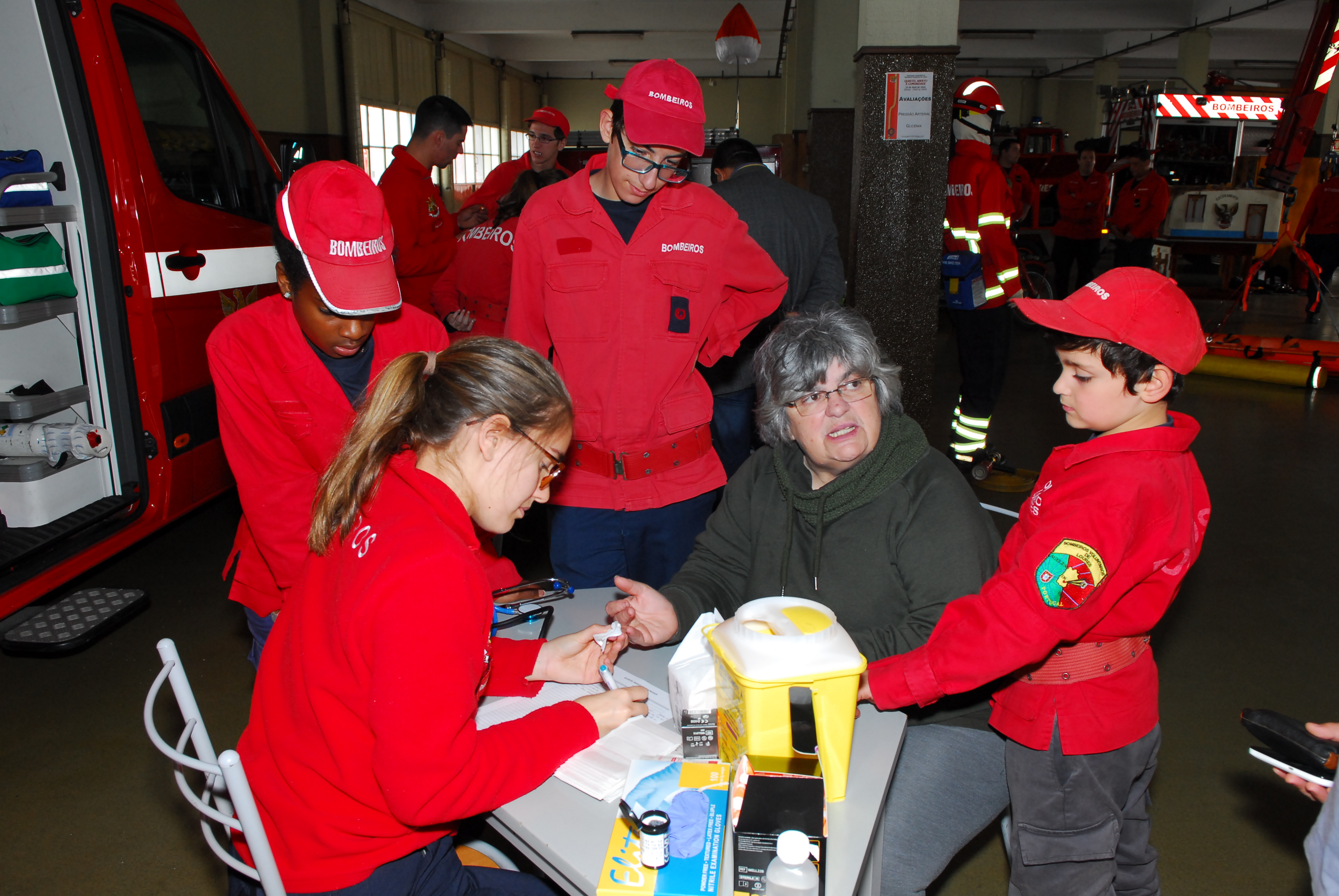 Bombeiros abrem quartel à comunidade