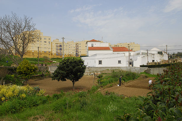 Fachada do Centro Comunitário Apelação com hortas