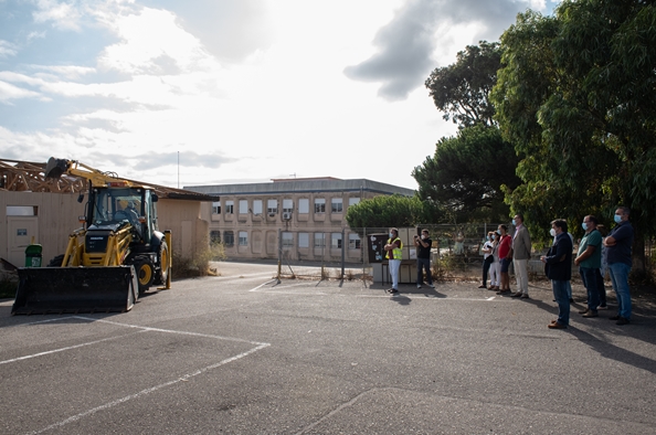 Câmara de Loures procede à demolição dos pavilhões de madeira da Escola Básica de Camarate 1