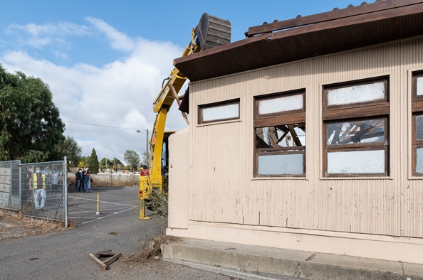 Câmara de Loures procede à demolição dos pavilhões de madeira da Escola Básica de Camarate 4
